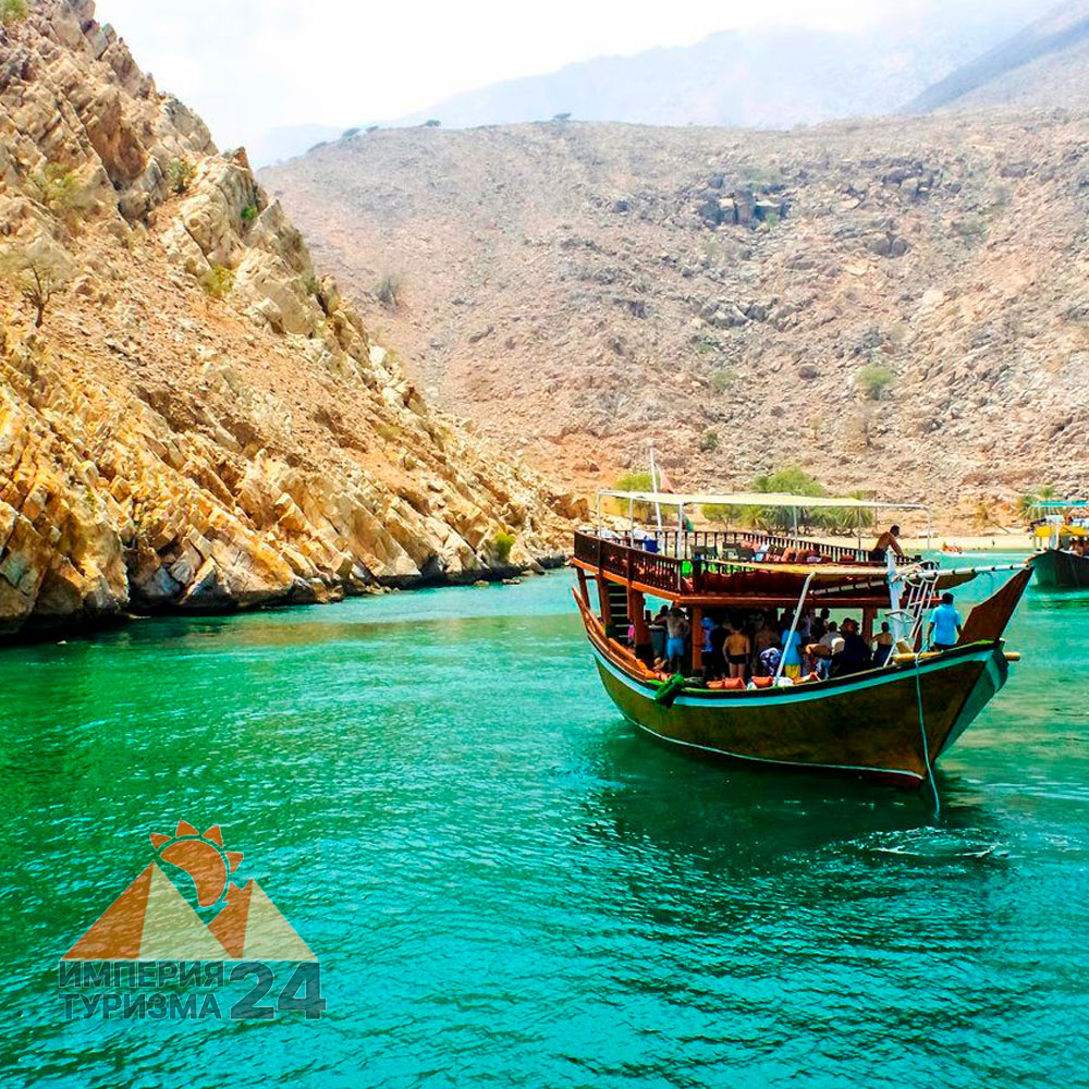 Экскурсия к скалам Омана на арабской лодке «Доу»