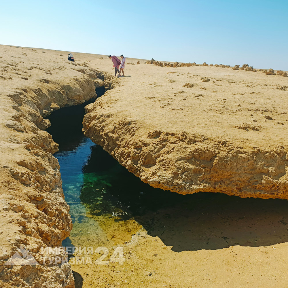 На снимке — знаменитая тектоническая расщелина в национальном парке Рас-Мохаммед. Это природная достопримечательность с прозрачной водой и уникальными геологическими формированиями. Посещение этой локации входит в экскурсию «Рас-Мохаммед на автобусе из Ша