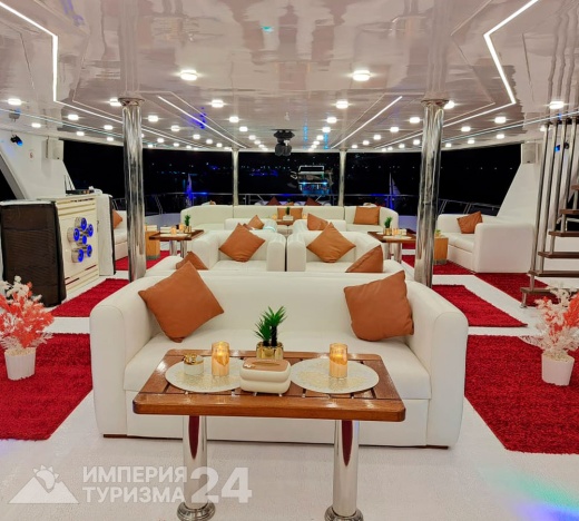 Вечерняя прогулка на яхте Megalodon