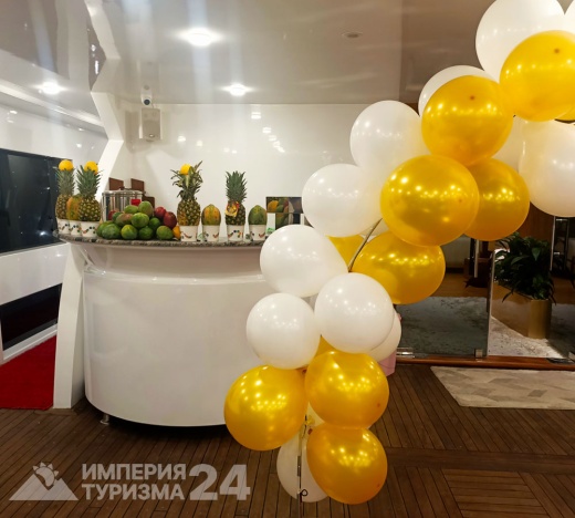 Вечерняя прогулка на яхте Megalodon