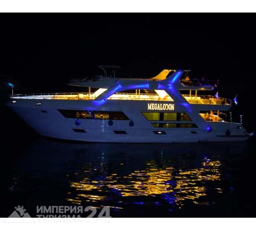 Вечерняя прогулка на яхте Megalodon