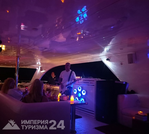 Вечерняя прогулка на яхте Megalodon