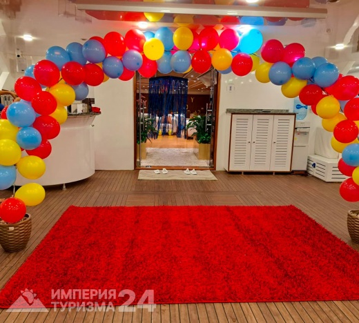 Вечерняя прогулка на яхте Megalodon