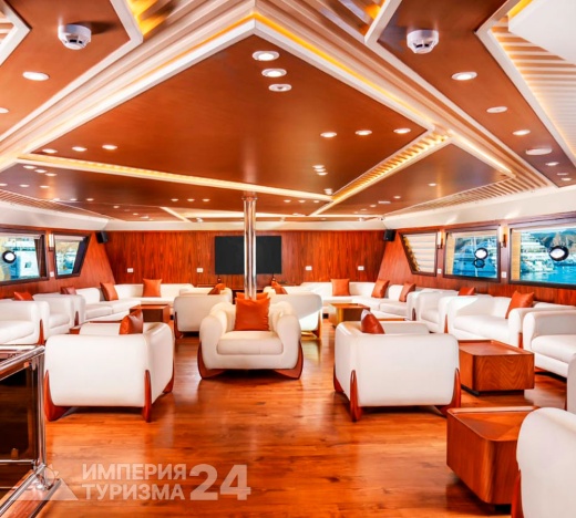 Вечерняя прогулка на яхте Megalodon