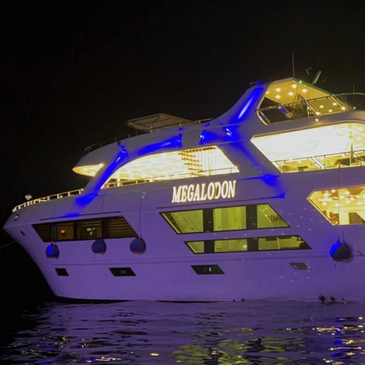 Вечерняя прогулка на яхте Megalodon