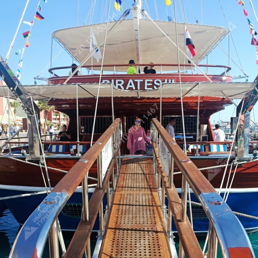 Экскурсия на пиратском корабле с высадкой на Orange Bay