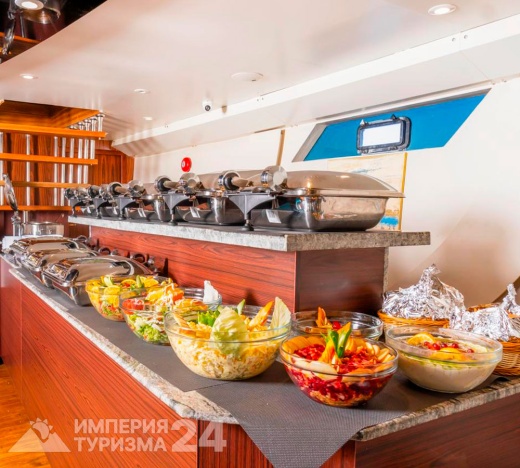 Вечерняя прогулка на яхте Megalodon