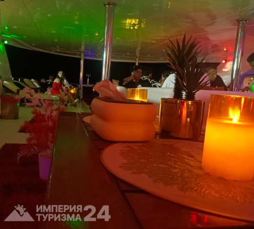 Вечерняя прогулка на яхте Megalodon