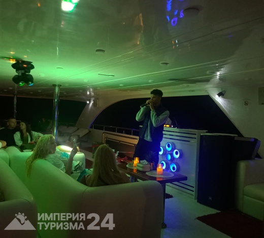 Вечерняя прогулка на яхте Megalodon